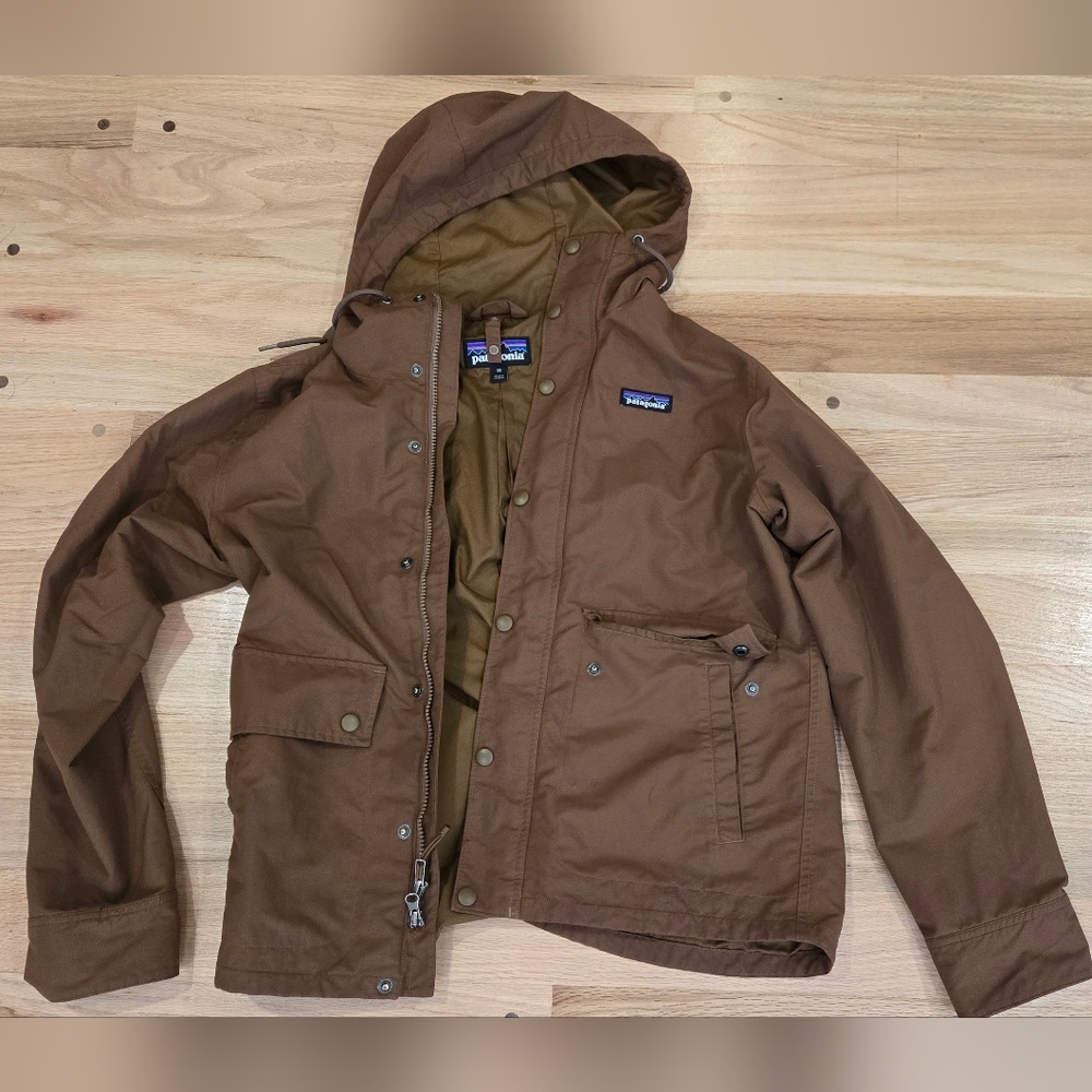 XS woman's light brown Patagonia light weight jacket